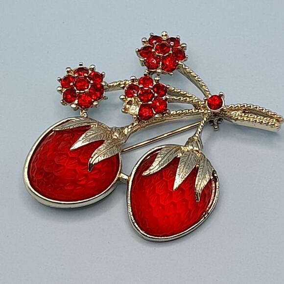 Vintage Sarah Coventry Strawberry Festival 1966 Brooch Luminous Red Strawberries - Picture 6 of 10